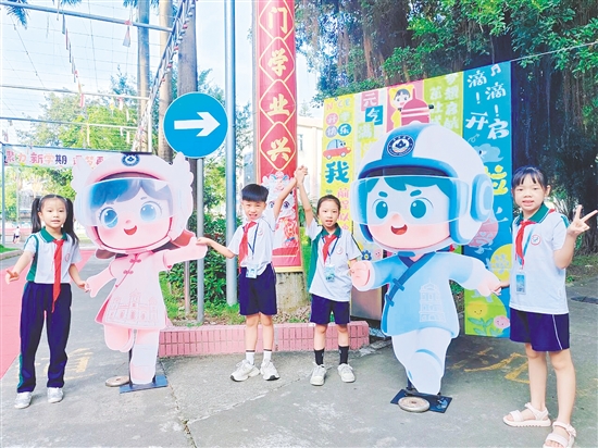 開平教育吉祥物“小開”“小蘋”化身迎賓大使，迎接新生。