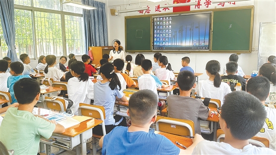 開平市第一中學(xué)七年級新生在上第一節(jié)課。
