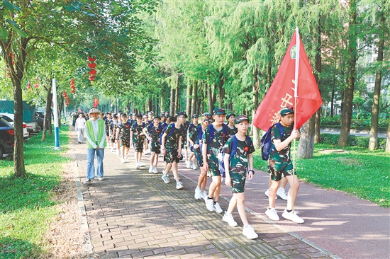 金山中學(xué)七年級(jí)學(xué)子進(jìn)行國(guó)防教育訓(xùn)練。