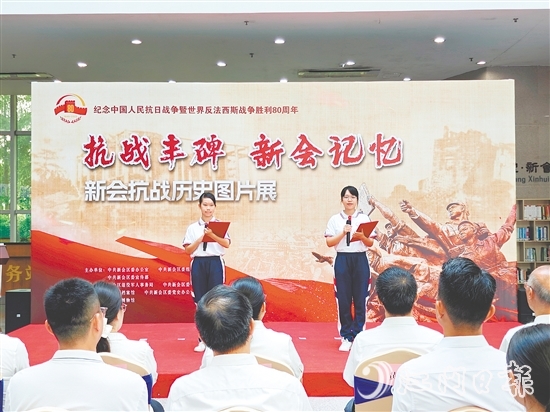 開幕儀式上，新會(huì)華僑中學(xué)學(xué)生帶來詩(shī)詞朗誦《烽火八十載，信仰照未來》。