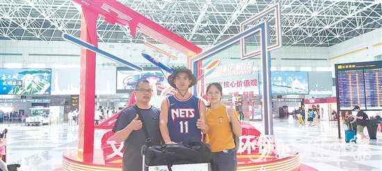 2023年夏天，父親、姐姐送彭濤前往軍校入學。