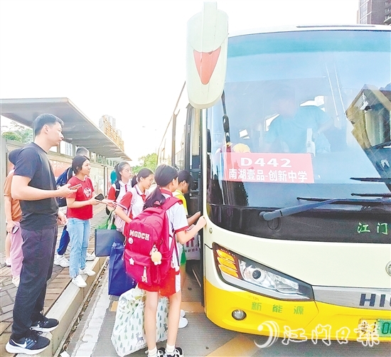 創(chuàng)新中學線路開通首日，共有40余名學生體驗了服務。