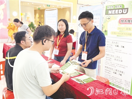 活動(dòng)通過(guò)“商圈設(shè)攤”的創(chuàng)新模式，為求職者提供“零距離”就業(yè)服務(wù)。