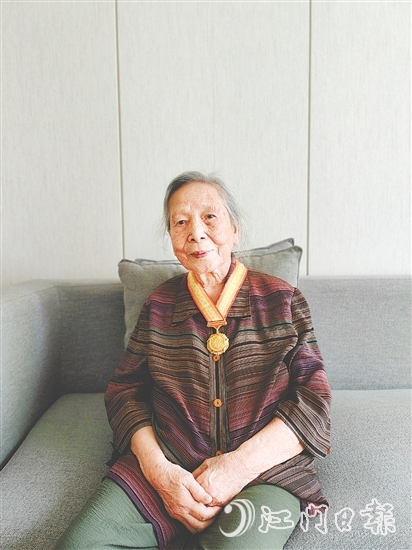 百歲抗戰(zhàn)老同志陸平向記者講述抗戰(zhàn)故事。