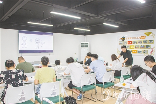 蓬江文明（青年）夜校精心設(shè)計了漫畫等多類課程，助力青年培養(yǎng)興趣愛好。