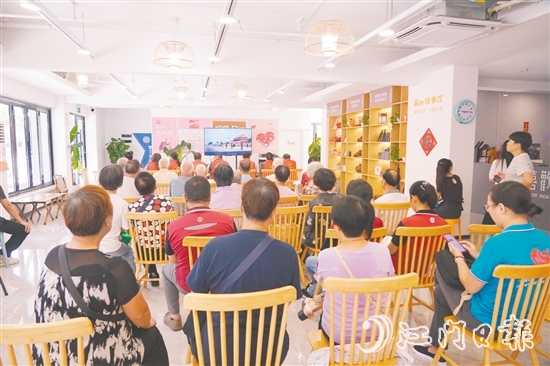 新就業(yè)群體、社區(qū)居民、黨員志愿者一同觀看閱兵儀式。