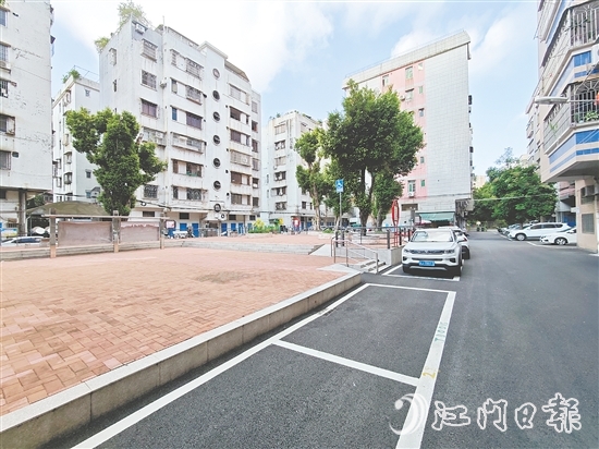 在屏苑一區(qū)，瀝青道路走起來(lái)平坦舒適。