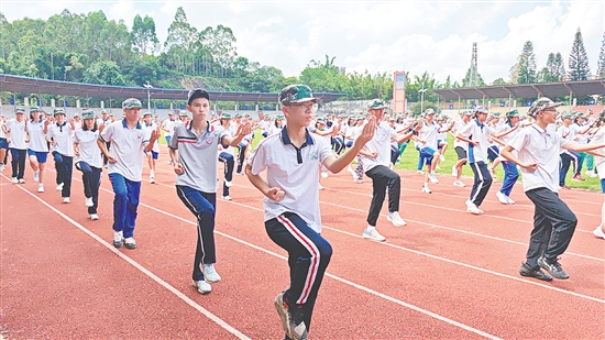 鶴山一中于9月1日至7日開展軍訓，高一新生跟隨教官學習軍體拳、警衛(wèi)拳的動作要領。