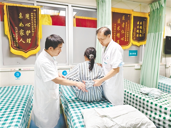 醫(yī)生對患者進行治療。