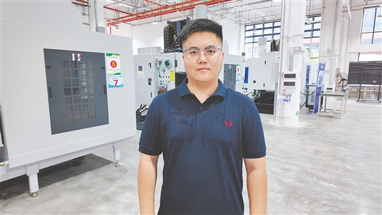 恩平市職業(yè)技術教育中心機械專業(yè)部教師禤杰輝