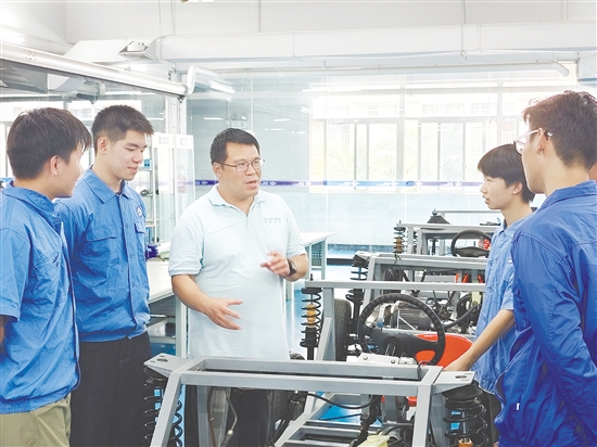 黃進(jìn)光（中）在指導(dǎo)學(xué)生實(shí)訓(xùn)。