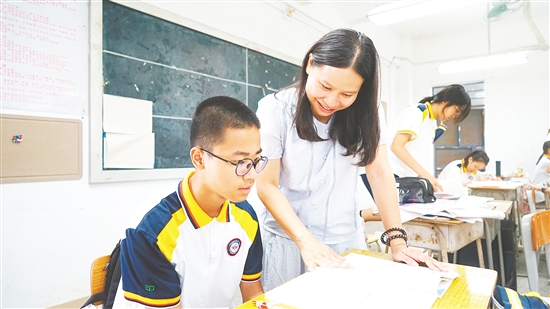 施敏儀與學(xué)生談心。