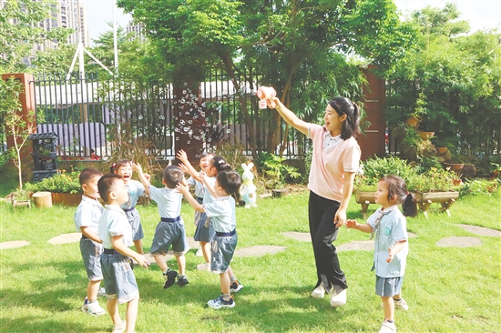 陪孩子做游戲的陳潔瑩。