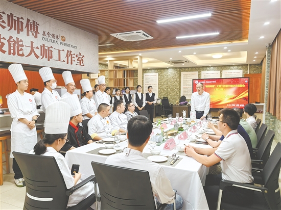 李剛（桌前站立者）和企業(yè)導(dǎo)師交流。