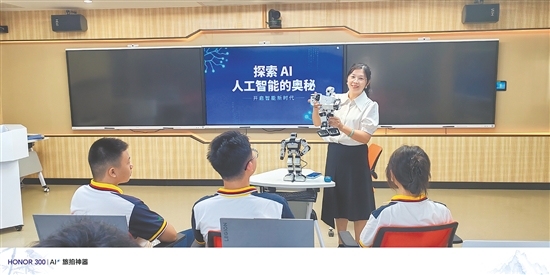 馮健群在授課。