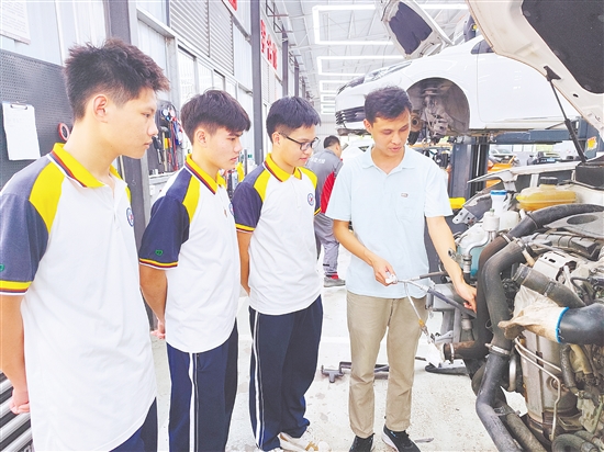 黃永?。ㄓ乙唬┰谥笇?dǎo)學(xué)生實(shí)訓(xùn)。