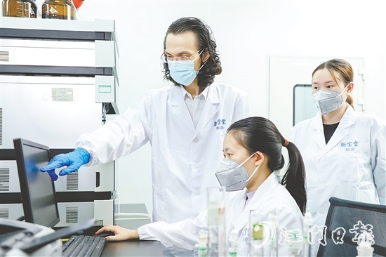新寶堂在中醫(yī)制藥板塊投入大量科研力量。