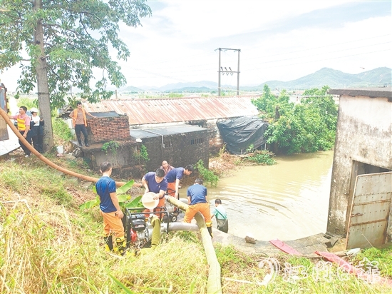新會區(qū)應急救援大隊在沙堆鎮(zhèn)大環(huán)村開展排澇作業(yè)。