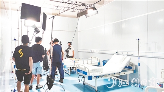 美加影視園區(qū)內(nèi)設(shè)有居家、辦公、醫(yī)院、監(jiān)獄等15個(gè)實(shí)景拍攝區(qū)。