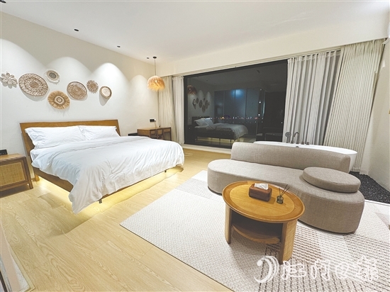 廣海鎮(zhèn)上的民宿風(fēng)格多樣，其中不少包含海洋文化元素。