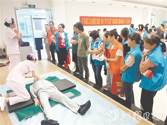 活動現(xiàn)場，醫(yī)護人員演示心肺復蘇等急救技能。