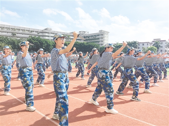 培英高中軍訓(xùn)會(huì)操表演上，同學(xué)們精神抖擻。