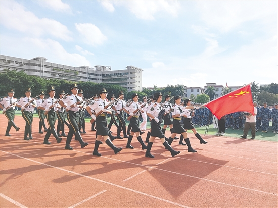 培英高中軍訓(xùn)會(huì)操表演上，同學(xué)們精神抖擻。