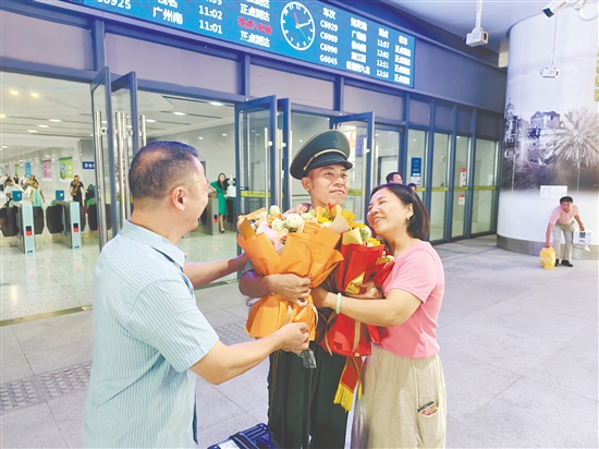 蓬江區(qū)退役軍人劉福林與父母熱烈擁抱。羅霈攝