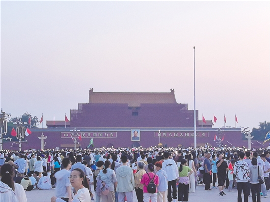 當(dāng)前北京已成為江門市民秋季出游的“頂流”目的地。圖為北京天安門廣場。