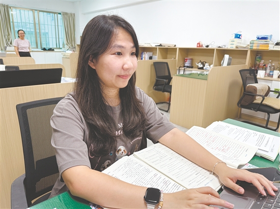 李敏婷畢業(yè)后回到母校，成為一名英語教師。