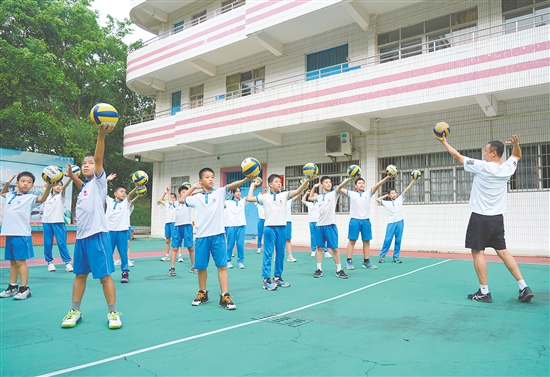 沙坪街道第四小學(xué)于2016年組建排球隊，為學(xué)生打造提升排球技能的平臺。