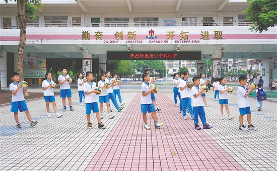 沙坪街道第四小學(xué)別出心裁地推出校園排球操。