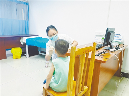 醫(yī)生為患兒看診。