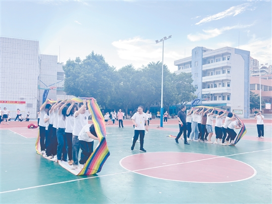 恩平市成德小學(xué)開展趣味橫生的團(tuán)建活動(dòng)。