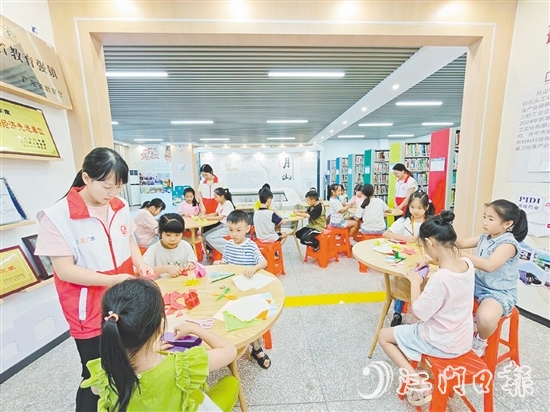 孩子們?cè)谌の栋蝗坏募粽奂埢顒?dòng)中，開(kāi)啟一場(chǎng)感受傳統(tǒng)文化魅力的紙藝體驗(yàn)之旅。