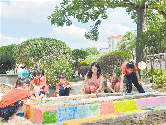 在老師和同學(xué)們的描繪下，中醫(yī)藥圃變得色彩繽紛。