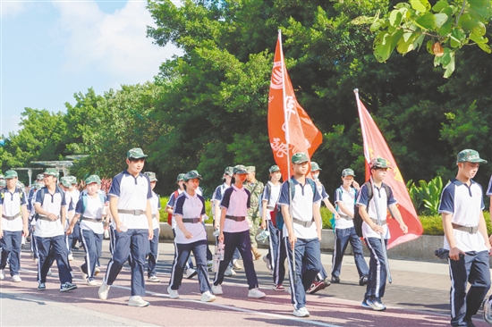 學生們在行走中理解“堅持”和“團結”的意義。