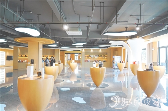 位于江海區(qū)的西啡科技展廳內(nèi)，陳列著各式各樣的膠囊咖啡機(jī)。