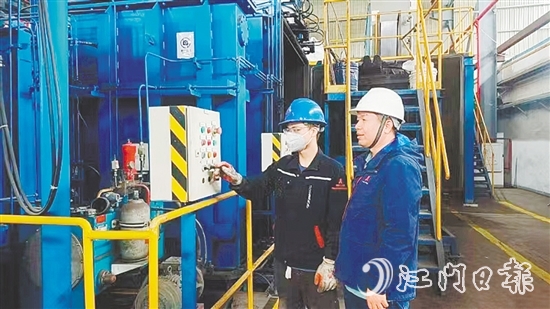 王顏臣（右）與同事操作儀器。