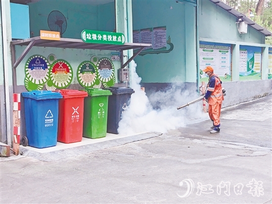 在北園新村垃圾收集點，環(huán)衛(wèi)工人進(jìn)行藥物噴灑。