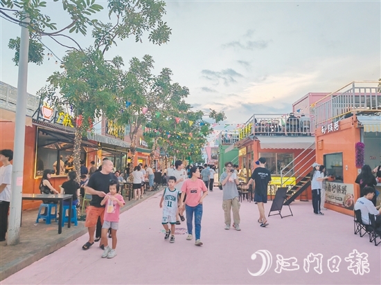 南職大學(xué)路限時(shí)步行街啟用后，吸引周邊群眾、師生及游客前來打卡。