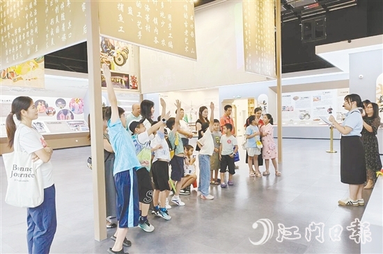 臺山市博物館組織開展研學(xué)活動，孩子們在沉浸式體驗中學(xué)習(xí)華僑歷史文化，感受傳統(tǒng)文化的博大精深。