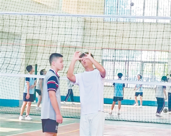 “冠軍校友”回到母校，為學(xué)校排球隊的隊員進(jìn)行指導(dǎo)。