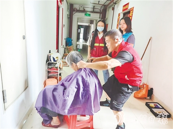 天福社區(qū)開展義剪活動(dòng)，工作人員上門為行動(dòng)不便老人理發(fā)。