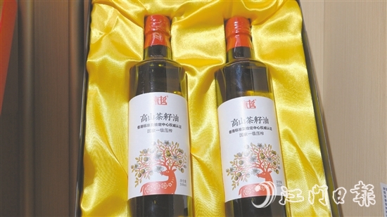 東哲品牌的茶籽油，煎炒炸皆適宜。