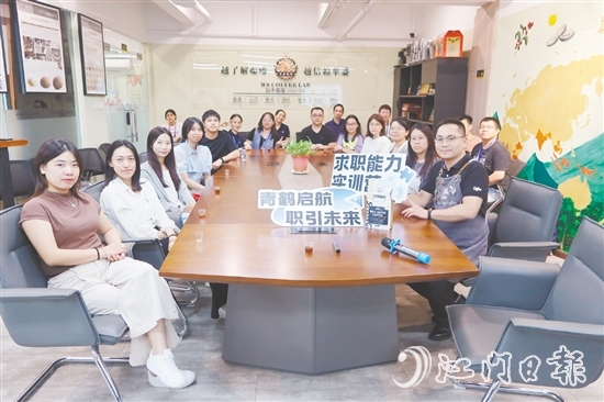 今年，鶴山市人力資源和社會(huì)保障局圍繞“提升求職能力、深化自我認(rèn)知、引路職業(yè)發(fā)展、匹配崗位實(shí)戰(zhàn)”四大板塊，整合政府、企業(yè)、高校、社會(huì)機(jī)構(gòu)等多方資源，聚焦青年人才求職痛點(diǎn)、能力短板與發(fā)展需求，于8月至12月實(shí)施“青鶴啟航·職引未來”2025年鶴山市青年人才就業(yè)服務(wù)提升行動(dòng)。