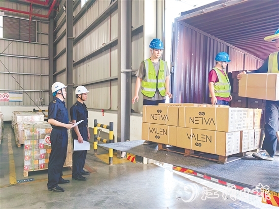 江門海關(guān)關(guān)員對出口拼箱貨物進(jìn)行監(jiān)管。江關(guān)宣供圖