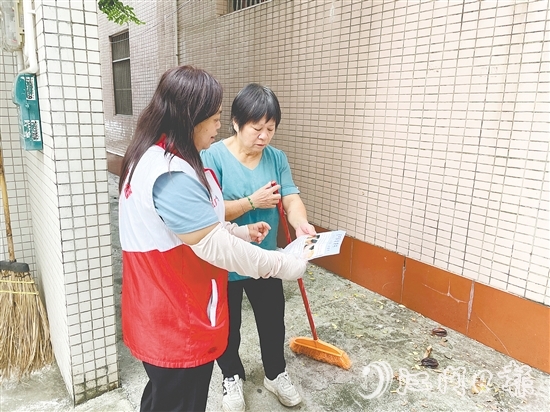 志愿者向市民派發(fā)傳單，宣傳防蚊滅蚊工作。