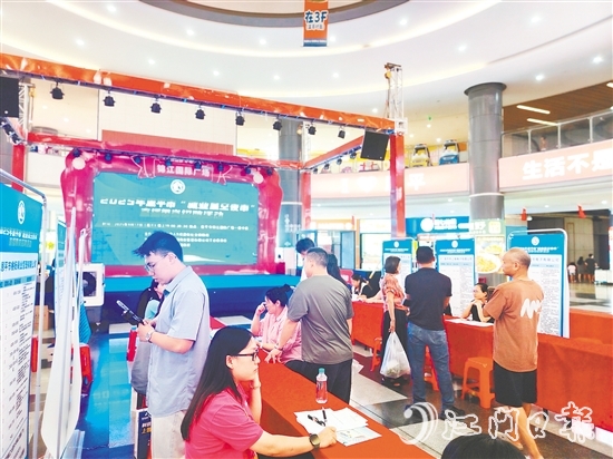 錦江國際廣場開展的“招聘夜市”為企業(yè)和求職者搭建交流平臺。