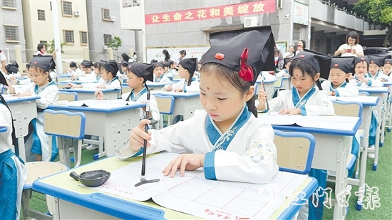 學(xué)生們在老師指導(dǎo)下認(rèn)真書寫“人”字。